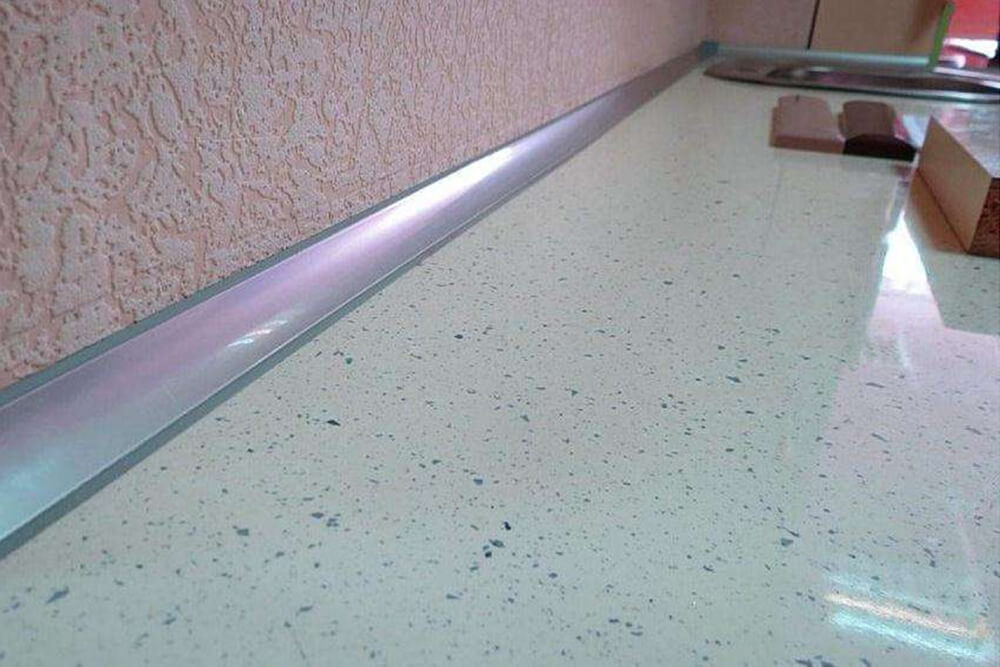 Серебристый кухонный плинтус